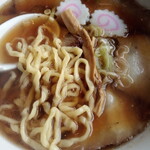 Chuka Soba Marua - ちぢれ麺クローズアップ