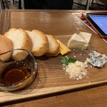 Shizuoka Regional cuisine Yakitori Marudori HAKOZAKI - 2019/12/16  チーズとパン