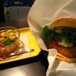 Freshness Burger Mitaka Minamiguchi Ten - 全体はこんな感じです