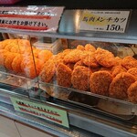 菅乃屋 - お店の陳列。夕方には売り切れます。