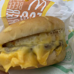 McDonald's Hakushima Ten - エグチ200円のチーズがたっぷり。この日のは特に美味しった。