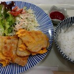 Neba - ピカタ定食(880円税込) スープも付きます。