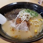 みよし家 - 黒豚とんこつラーメン。