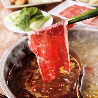 Enjoy two types of soup! Dalian Hot pot, which is full of spices, is very popular.