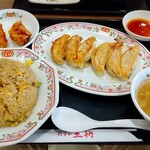 Gyoza no Osho Ario Kawaguchi Fudokoto Ten - ボリューム満点炒飯セット。炒飯、餃子、唐揚げ、スープで大満足。