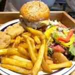 グレイトフルズ - クワトロチーズバーガーのフルセット。（サラダ＋ポテト＋チキンナゲット）好きなハンバーガーを頼むと、セットが注文できるシステムです。