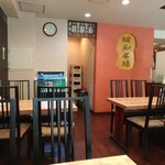 鴻元食坊 - 左側のテーブル席からの店内