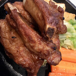 Friends - ribs♪
      大人の食いしん坊万歳な
      飲兵衛にかぶりついて欲しい。
      茹でて柔らかくしてる
      旨味のなくなったソイツとは
      訳が違う、
      食べ応え満点の旨味脂身
      口内スコール！