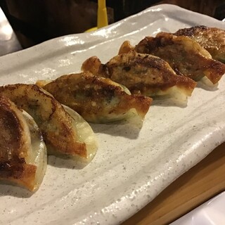 蕎麦つゆで食べる唯一無二の絶品焼き餃子。