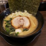 Yokohama Iekei Ramen Menya Sayaka - 豚骨醤油 750円