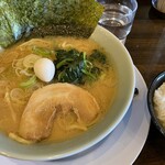 Daigenya - 「家系正油ラーメン」（750円）の麺硬め、脂多め。