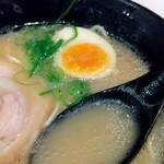 Hama Zushi Tateyama Hachiman Ten - 博多とんこつラーメンのスープ