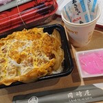 岡崎屋 - 特別価格のカツ丼500円。テイクアウト限定（期間も限定？）の価格とのこと。