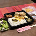 Colorful - ガーリックチキンステーキ弁当…680円／大人用※写真は、漬物と梅干し抜き仕様のお弁当です。