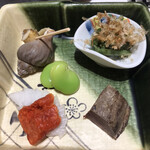 Akasaka Sushi Aoi - おまかせ握りコース１４５２０円（総額）。前菜盛り合わせ。つぶ貝、そら豆、山菜おひたし、マグロスモーク、明太子のカラスミ。そら豆の緑に季節感は感じますね(^｡^)