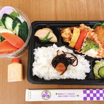 ごんぼや - ワンコイン弁当500円
      サラダ100円　自家製玉ねぎドレッシング20円