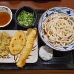 丸亀製麺 - ぶっかけ（冷・大）＆ いか天 ＆ れんこん天 ＆ 肉厚しいたけ天 ＆ 丸おむすび（菜めし梅）