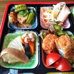 おばんざい陽菜田 - おばんざい　お肉はヒレカツ　お魚はサーモンマリネ