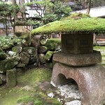 法師 - 苔に覆われた石灯籠