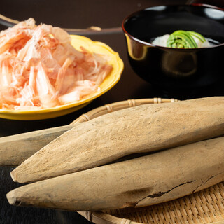 Be amazed by the soup stock made with “Rausu kelp” from Shiretoko and “katsuomotokarebushi” from Makurazaki City