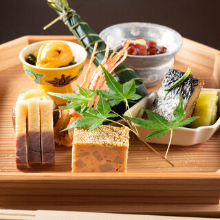 Enjoy Japanese Cuisine full of seasonal flavors with the theme of Okhotsk, Hokkaido.