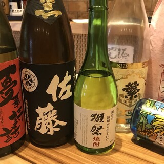 品尝考究的日本酒和烧酒，度过愉快而漫长的夜晚◎