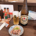 かしわぎ - 瓶ビール500円
サービスのおつまみ