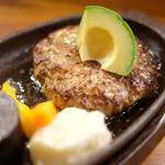 Hamburger Steak Bistro vanW - 岩手吊るし熟成短角牛ハンバーグ(200g) 1200円 のオニオンソース アボカド添え