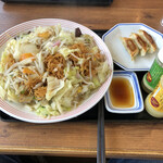 リンガーハット - 野菜たっぷり皿うどん大盛り、750円＋100円、税別。餃子３個は、無料券を使用。