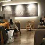 STARBUCKS COFFEE Tennoji Mio Honkan Hachikai Ten - ソーシャルディスタンスで席幅をあけた店内