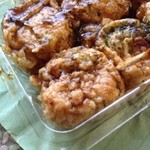 Toita Takoyaki Ten - まず、楊枝で切って(^_^)