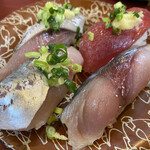 Oki Zushi Koshigaya Ten - ・青物4貫 530円
                        (生あじ、生いわし、浅〆上さば、生かつを)