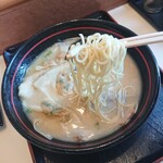 Uchida Ramen - 麺のリフトアップ