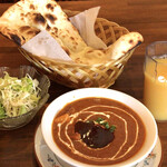 MYAGDI RESTAURANT Izumi Ten - ランチセット: 日替わりカレー (当日はじゃがいもチキンカレー) におかわり自由のナン、ドリンクバーとサラダ付きで850円 (税込)