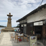 Tomonoura a cafe - 鞆の浦のシンボル灯籠の真横にあります