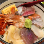 Gyutan Sumiyaki Rikyu Koriyama Ekimae Ten - 海鮮丼定食の海鮮丼