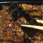 Minshuku Unashin - 活鰻を地焼き。
                        
                        炭火での強めの焼き具合。
                        
                        皮目バリッと身はふっくら。川魚特有のいい香り。
                        
                        あぁぁぁ美味い！！！
                        
                        
                        
                        