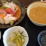 Nishinakajima Kaigan Umi no Ie - 刺身定食730円 味噌汁、ご飯はお代わりOK