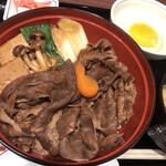 浅草今半 - 黒毛和牛・肩ロースすき焼丼　¥1,530
生玉子　¥100