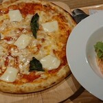 カフェ&キッズパーク ルースとムースの森 - 料理写真:北海道チーズのマルゲリータ(￥1450)とたらこの生クリームパスタ(￥980)。
察していると思いますが、ピザは一人で食べた訳ではありませんからね！？ｗ