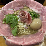 Niboshi Tonkotsu Ramen Senmon Ten Rokugo - 特製濃厚煮干し豚骨ラーメンとレアチャーシューのトッピング