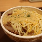 すき家 - 3種のチーズ牛丼・並盛（500円）