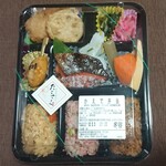 Tagosaku - 【かえで弁当】
                      こちらは姉へ。
                      おこわは左から「五目・梅・鰻」。