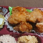 Tagosaku - 【鶏南蛮弁当：おかずアップ】
                      左はナスを炒めたものとイカの和え物。
                      鶏南蛮は量がたっぷりでお腹ふくれます♪