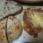 パンと珈琲のこうば - チーズキーマカレー他