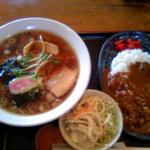 Sanki - ラーメンセット（800円）はラーメンとカレーとキャベツサラダ。