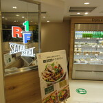 RF1 SALAD MEAL - 店頭