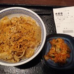 Yoshinoya Seiseki Sakuragaoka Eki Ten - キムチ豚丼並440円＋税に七味ぶっかけ