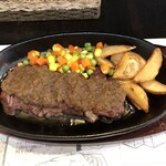 ロコハウス - 肉の上には特性のタレ。このタレも美味しかったですよ！