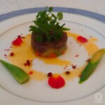 Wellington Manor House - 前菜はマグロのタルタル。パッションフルーツのソース。
                        野菜も沢山刻んであり上に醤油のフレーク状のものを乗せオシャレに(*^^*)